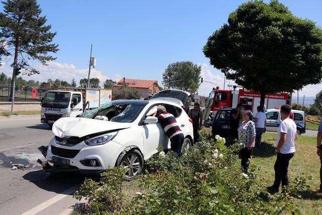 Otomobille çarpıştıktan sonra devrilen ciptekileri kurtarmaya koştular