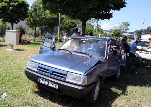 Otomobille çarpıştıktan sonra devrilen ciptekileri kurtarmaya koştular