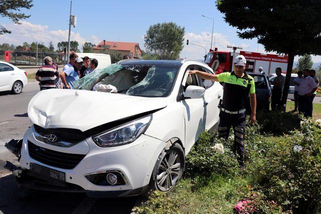 Otomobille çarpıştıktan sonra devrilen ciptekileri kurtarmaya koştular