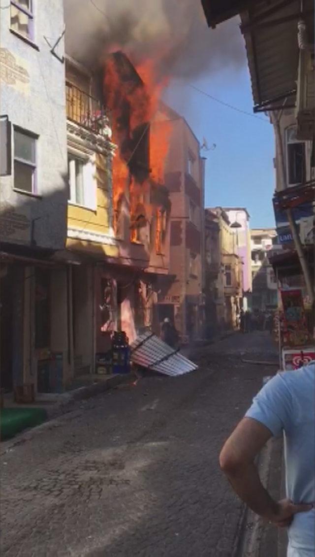 Kumkapı'da 3 katlı bina alev alev yandı (1)