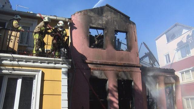 Kumkapı'da 3 katlı bina alev alev yandı (1)