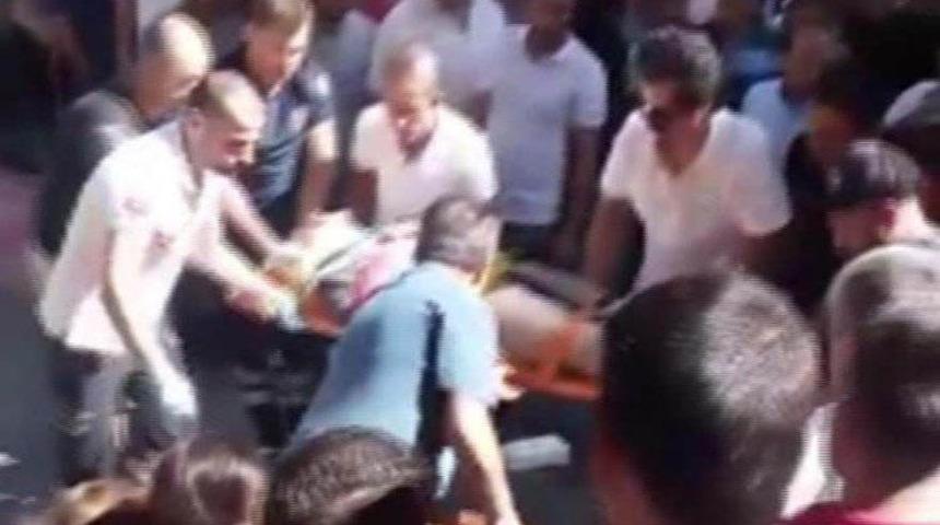 İstanbul Bahçelievler'de korkunç olay! Reklam tabelası yürüyenlerine üzerine düştü: Yaralılar var