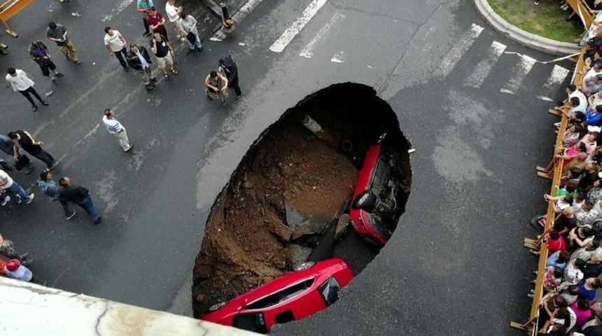 Çin'de korkunç olay! Asfalt yol çöktü, araçlar metrelerce aşağı düştü
