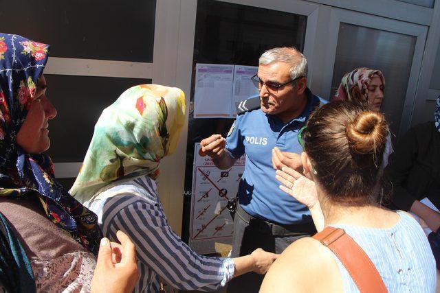 Sınava giremeyen adaylar ağladı, yakınları kapıyı yumrukladı