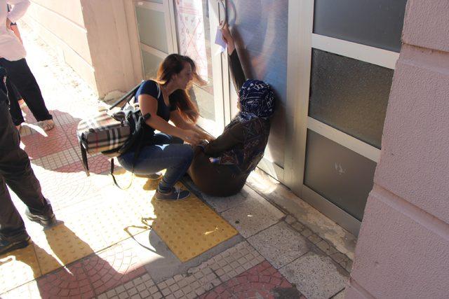 Sınava giremeyen adaylar ağladı, yakınları kapıyı yumrukladı