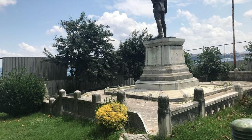 Sarayburnu'nda utandıran g&ouml;r&uuml;nt&uuml;! T&uuml;rkiye'nin ilk Atat&uuml;rk heykeli kaderine terk edildi