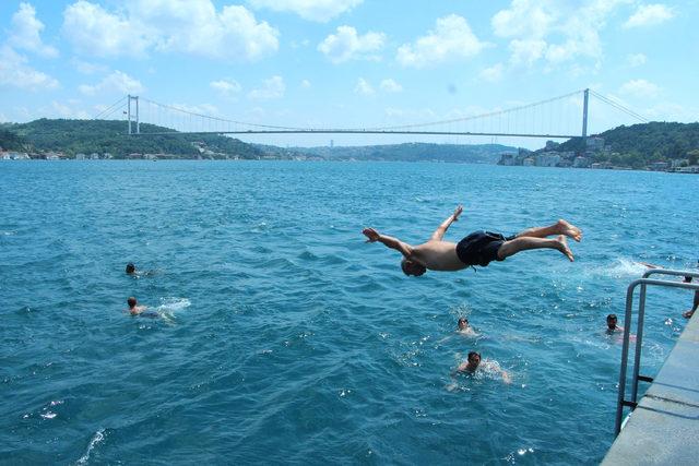 Sıcak havadan bunalanlar sahil kenarlarına akın etti 1