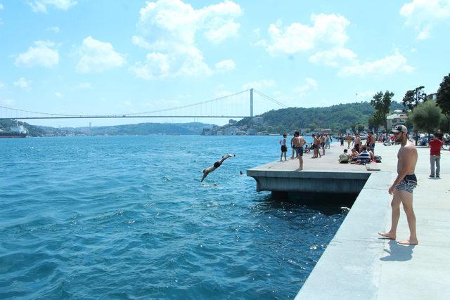 Sıcak havadan bunalanlar sahil kenarlarına akın etti 2