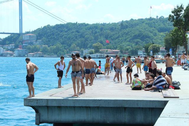 Sıcak havadan bunalanlar sahil kenarlarına akın etti 3