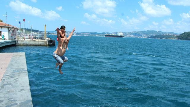 Sıcak havadan bunalanlar sahil kenarlarına akın etti