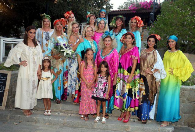 Bodrum da  Kadın ve &Ccedil;i&ccedil;ekler  defilesi 1