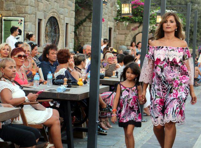 Bodrum da  Kadın ve &Ccedil;i&ccedil;ekler  defilesi 3