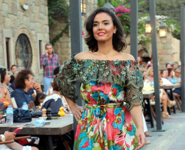 Bodrum da  Kadın ve &Ccedil;i&ccedil;ekler  defilesi 4