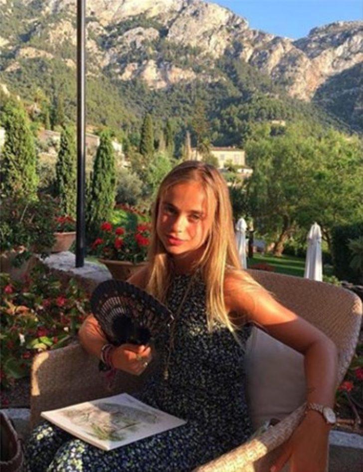 Leydi Amelia üstsüz güneşlendi G1