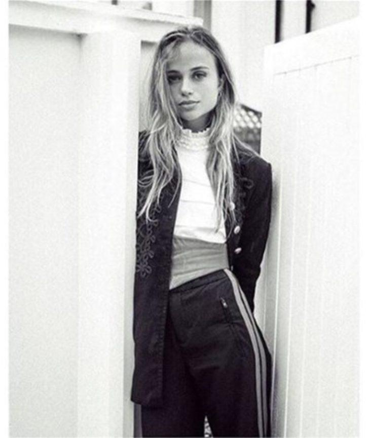 Leydi Amelia üstsüz güneşlendi G2