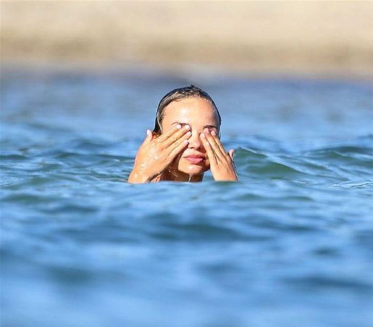 Leydi Amelia üstsüz güneşlendi G5