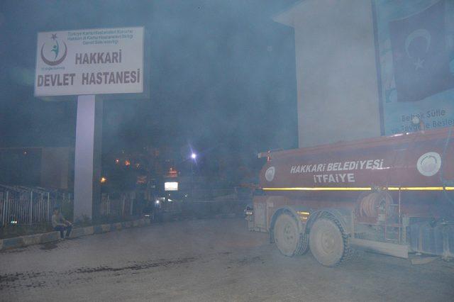 Hakkari'de hastane önündeki iş yerlerinde çıkan yangına TOMA'lı müdahale