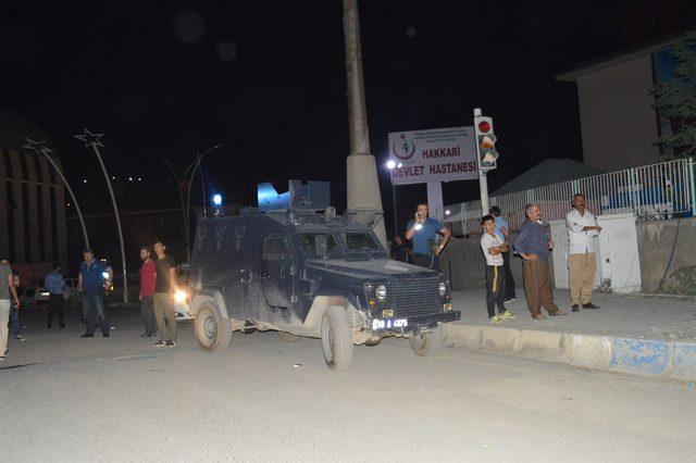 Hakkari'de hastane önündeki iş yerlerinde çıkan yangına TOMA'lı müdahale