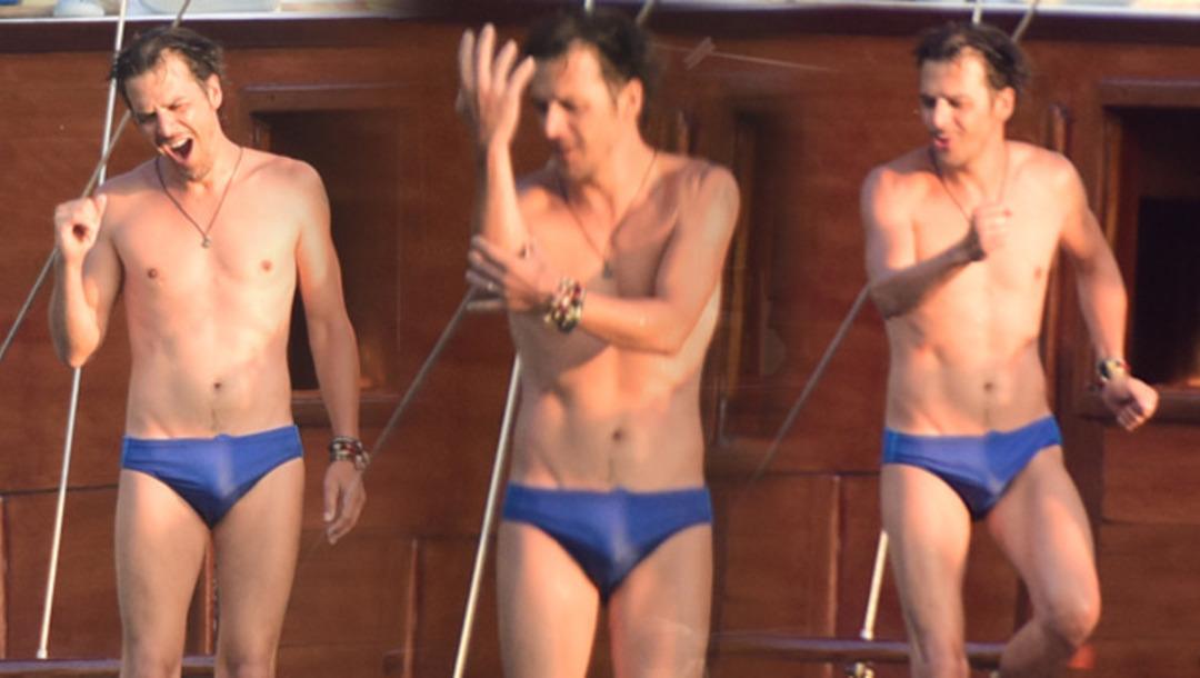 Ailesiyle tatil yapan Mehmet G&uuml;ns&uuml;r dansıyla dikkat &ccedil;ekti