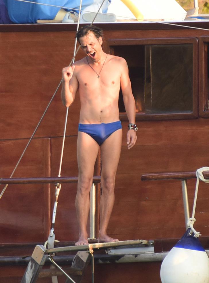 Ailesiyle tatil yapan Mehmet Günsür dansıyla dikkat çekti G3