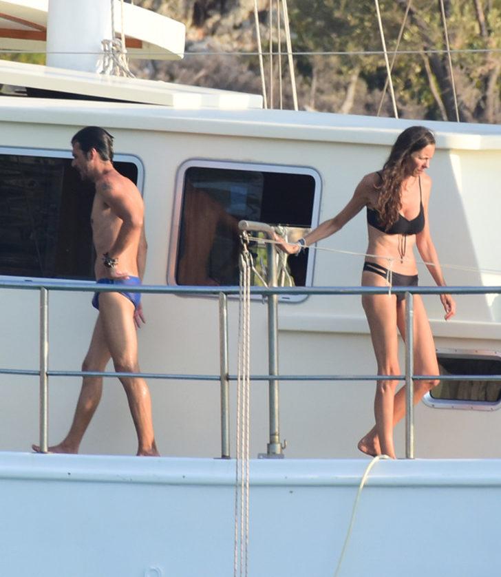 Ailesiyle tatil yapan Mehmet Günsür dansıyla dikkat çekti G4