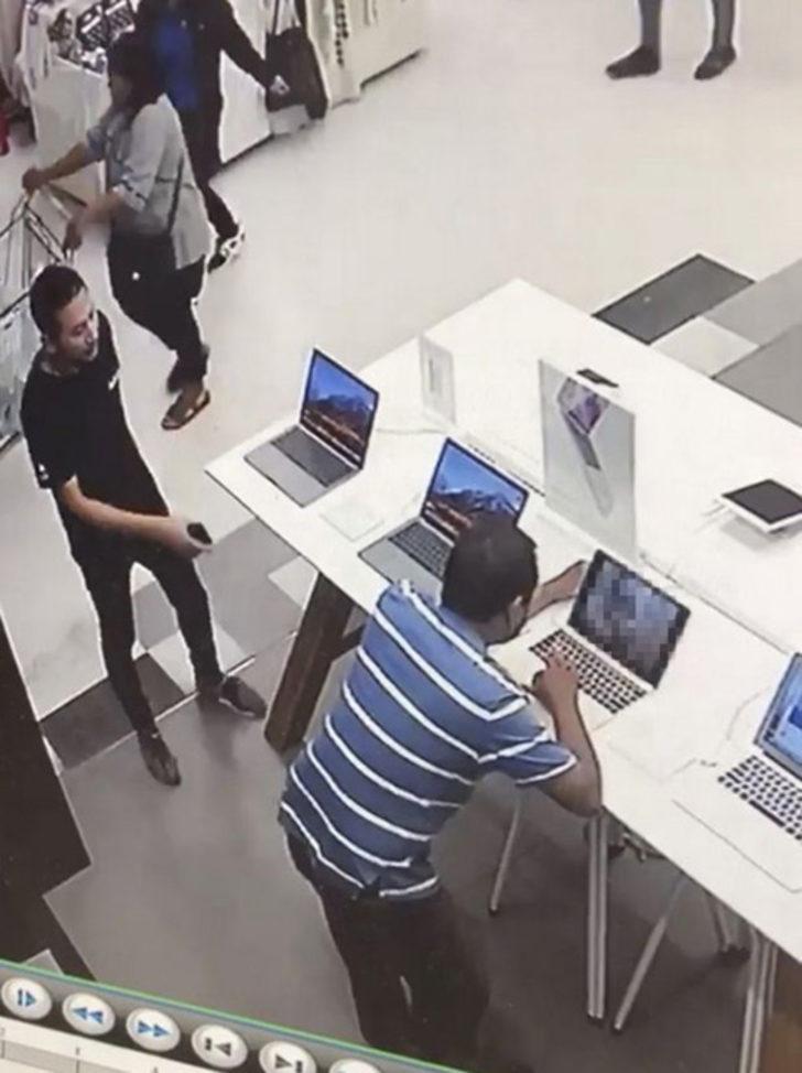 Kalça selfiesi çekmeye kalktı, uçaktan atıldı! G1