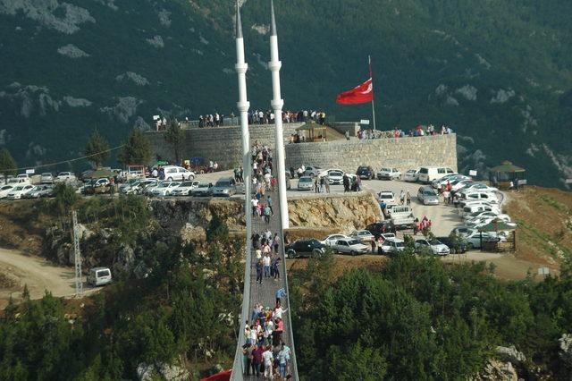 4 minareli asma köprüye ziyaretçi akını