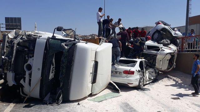 Freni boşalan kamyon, 4 araca çarpıp yan yattı: 5 yaralı