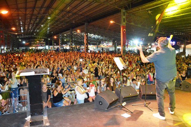 Ayvalık'ta 'Bulutsuzluk Özlemi' ve 'Duman' rüzgarı esti