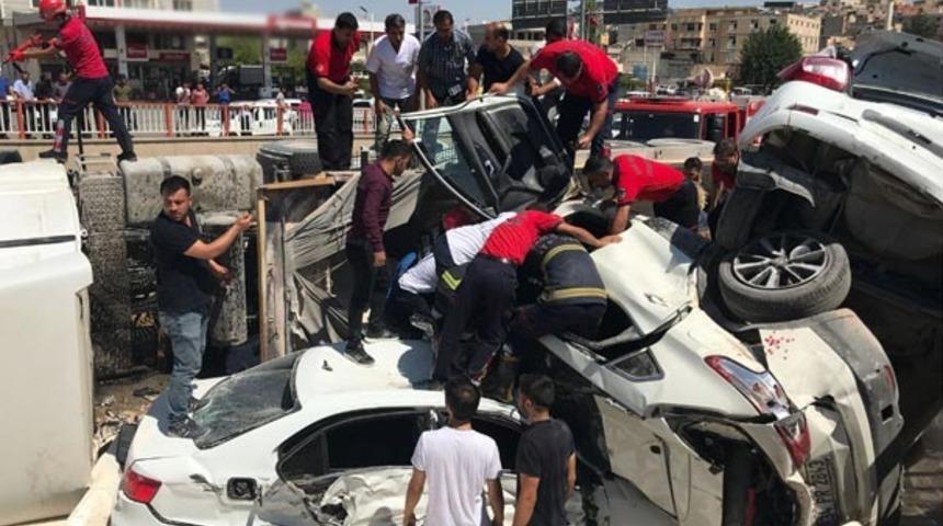 Şanlıurfa'da TIR dehşeti: Önüne çıkan aracı ezip devrildi