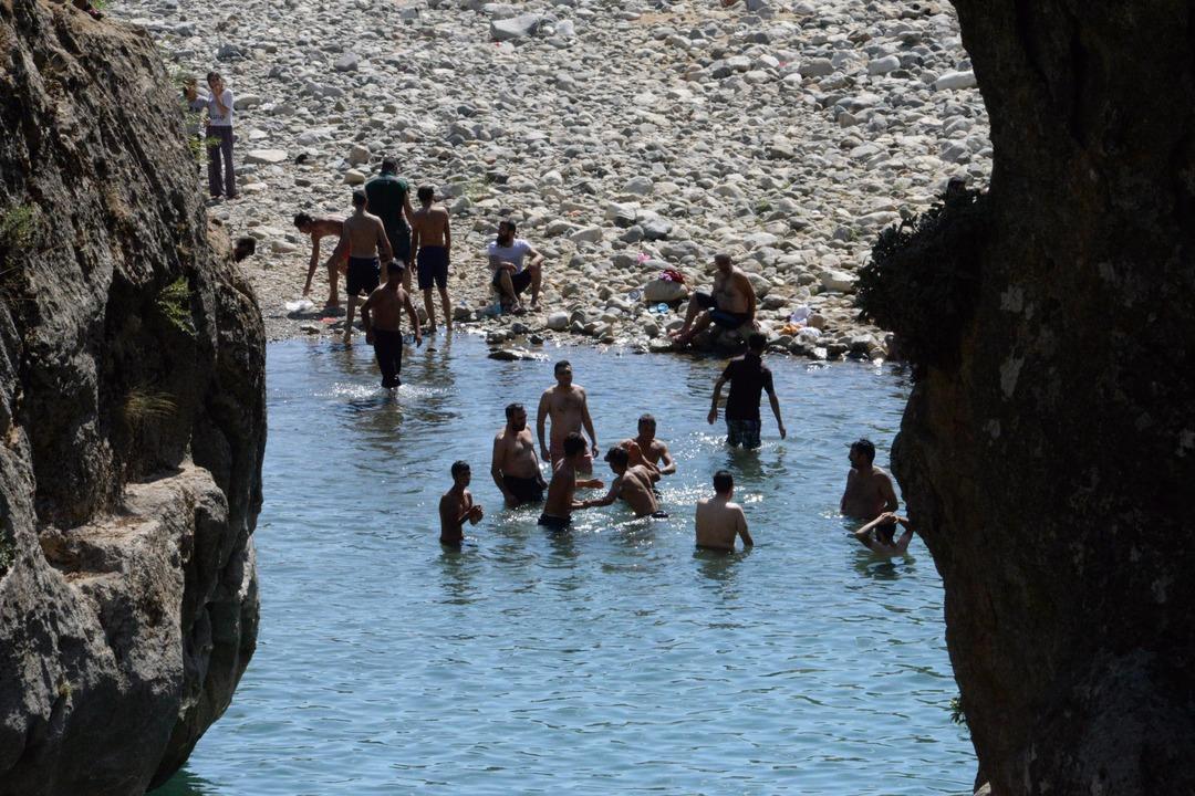 Ter&ouml;r&uuml;n g&ouml;lgesi kalktı, Birkleyn Mağaraları ilgi odağı oldu 