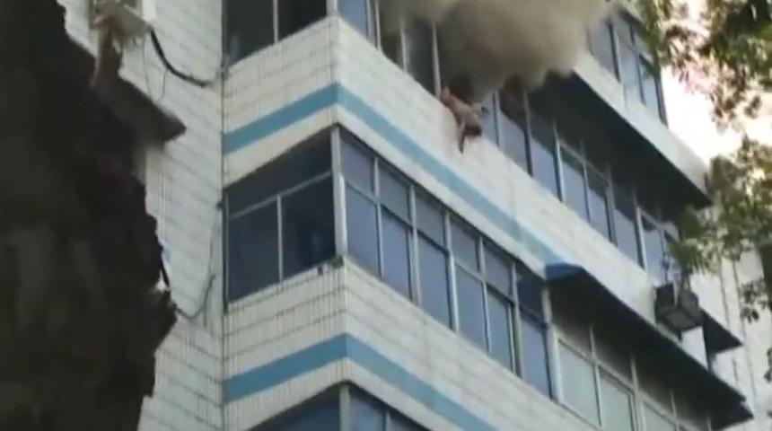 Dünya kahraman anneyi konuşuyor! İki çocuğunu kurtardı ama kendisi...