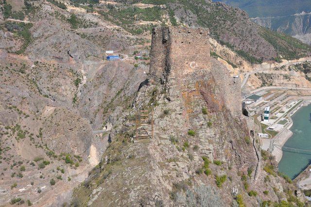 Artvin'de askeri bölge sınırından çıkarılan tarihi kale turizme açılıyor