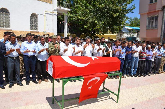 Nöbette tüfeğinin kazara ateş almasıyla vurulan er, toprağa verildi