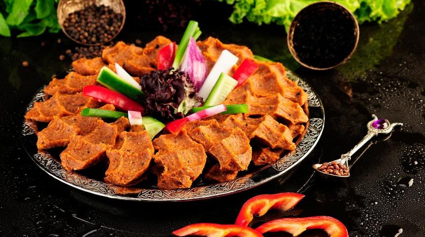 Milli lezzetimizin &uuml;n&uuml; d&uuml;nyaya yayılıyor! &Ccedil;iğ k&ouml;fte tutkusu turistleri de sardı