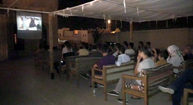 Midyat'ta 40 yıl sonra damda açık havada sinema keyfi