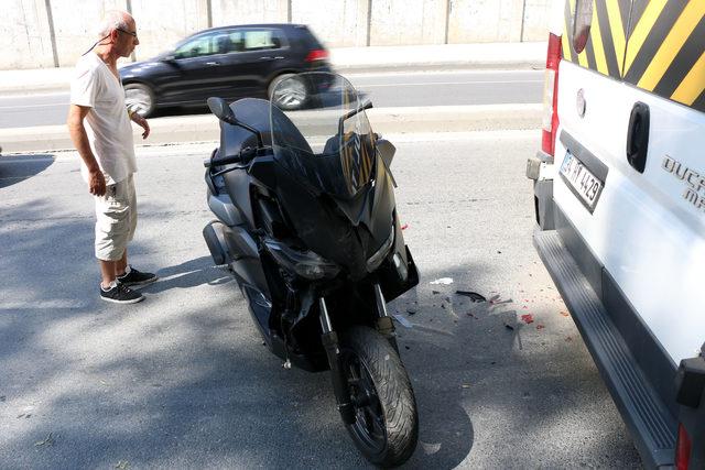 Otobüsün altında kalan motosikletli ölümden döndü