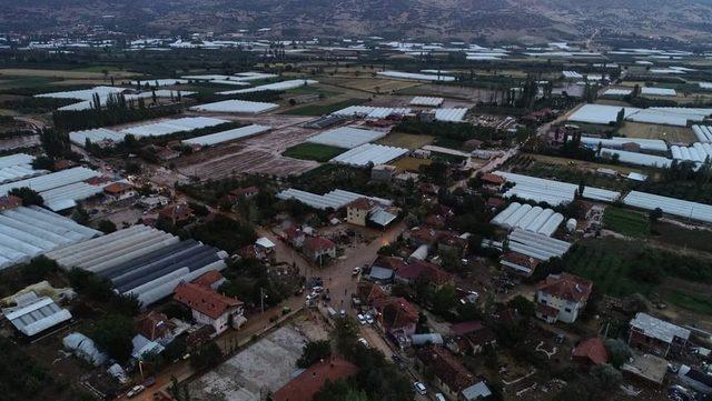 Elmalı sel suları altında kaldı, üretici perişan oldu