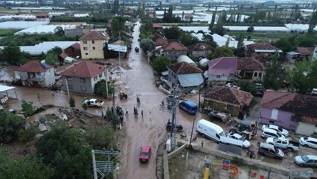 Elmalı sel suları altında kaldı, üretici perişan oldu