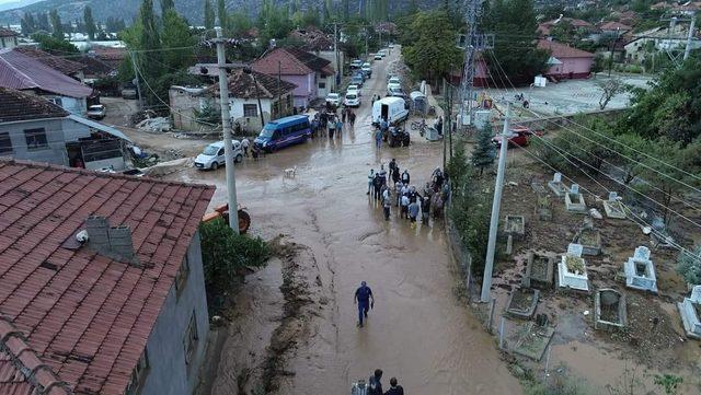 Elmalı sel suları altında kaldı, üretici perişan oldu