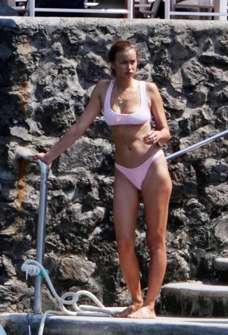 Ünlü model sahilde aşka geldi! Bir anda arkasını dönünce... G1