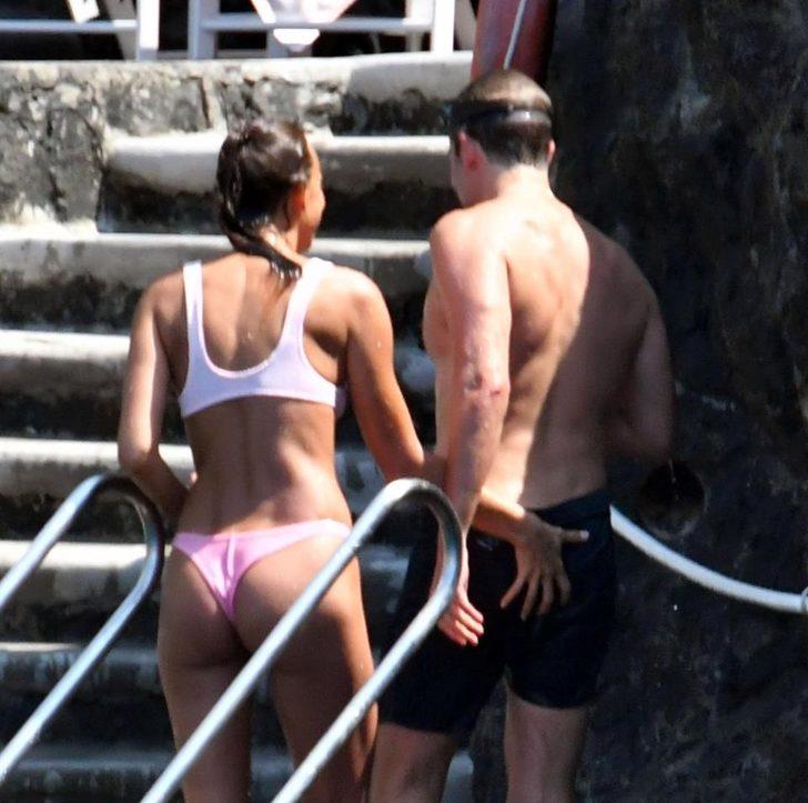 Ünlü model sahilde aşka geldi! Bir anda arkasını dönünce... G4