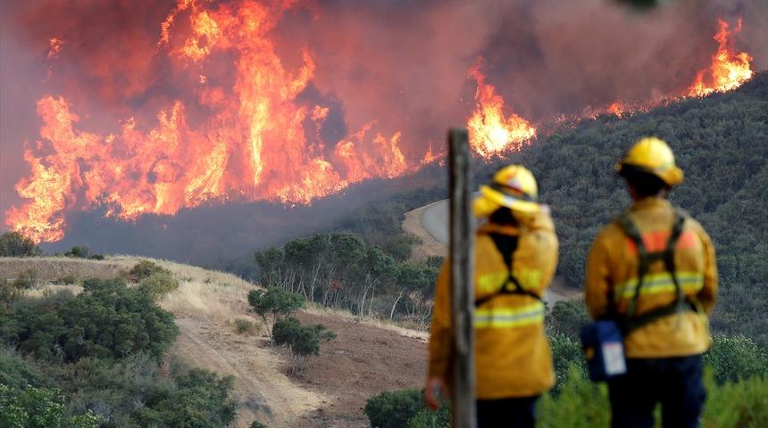 California'da tarihin en büyük yangını! Trump eyalet yetkililerini ve itfaiyecileri suçladı