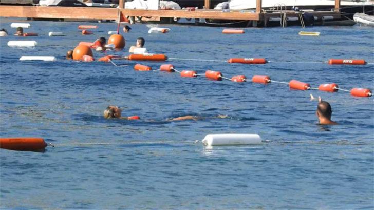 40 yaşındaki Emine Ün mankenlere taş çıkardı G4