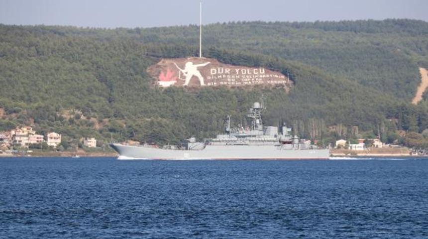 Rus savaş gemisi 'Azov' Çanakkale Boğazı'ndan geçti