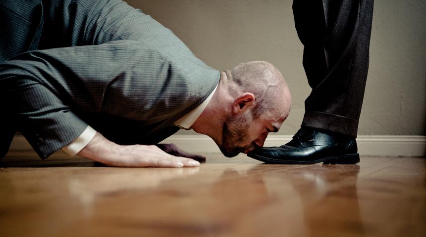 Bunun adı şiddet! Polis zorla ayaklarını &ouml;pt&uuml;rd&uuml;