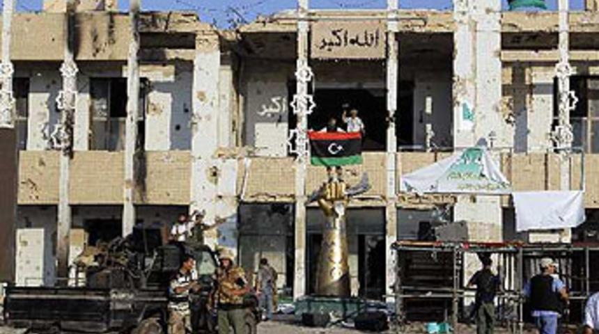 Muhalifler Kaddafi'yi sıkıştırdı