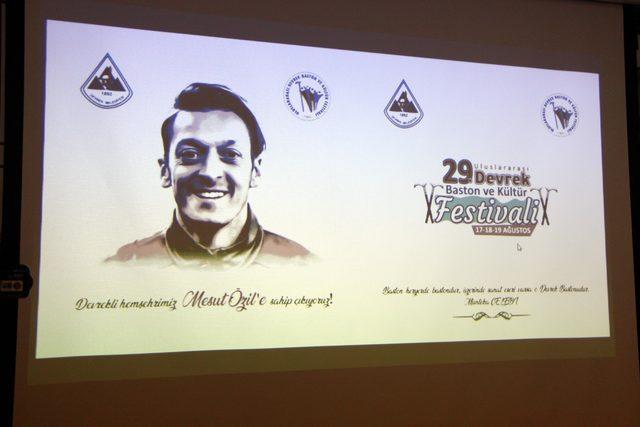 Hemşehrileri festivalde Mesut Özil maskesi ile yürüyecek