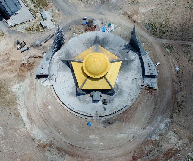 Sivas ta Ay- Yıldız Camisi y&uuml;kseliyor 1