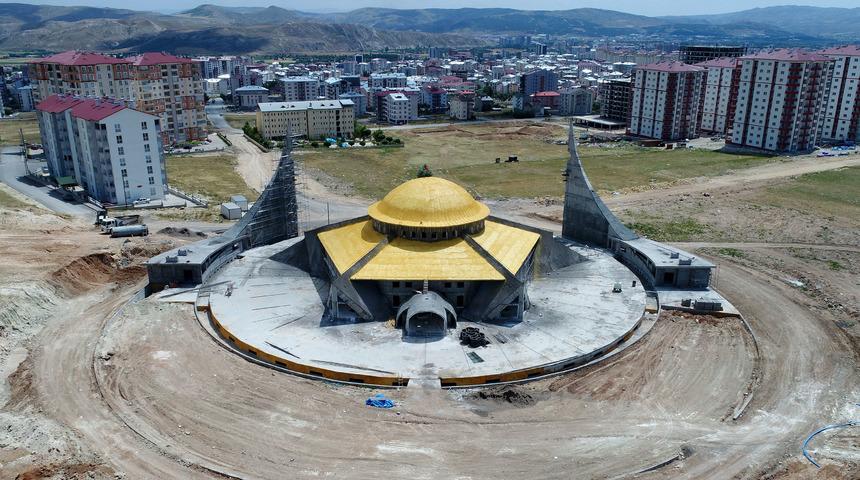 Sivas'ta Ay- Yıldız Camisi y&uuml;kseliyor